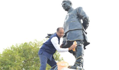 पंडित दीनदयाल उपाध्याय की जयंती पर सीएम जयराम ने चलाया मूर्ति सफाई अभियान, बीजेपी नेता भी हुए शामिल