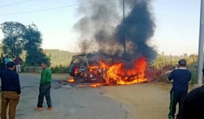 गाड़ी में लगी आग, ड्राइवर ने कूद कर बचाई जान