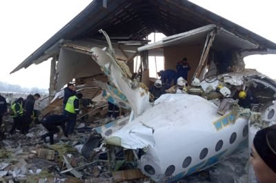 उड़ान भरने के बाद भवन से टकराया विमान, 14 लोगों की मौत