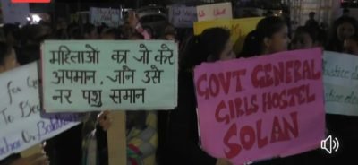 डॉक्टर का गैंगरेप करने वालों को मिले सख्त सजा, सोलन कॉलेज की छात्राओं ने निकाली आक्रोश रैली