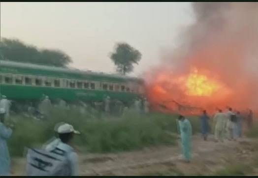 कराची-रावलपिंडी एक्सप्रेस की तीन बोगियों में लगी आग, 65 यात्रियों की मौत कई घायल  