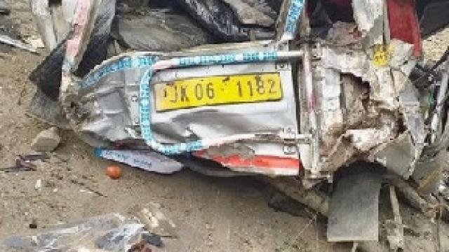 J&K: यात्री वाहन खाई में गिरी, दो बच्चों समेत 16 की मौत