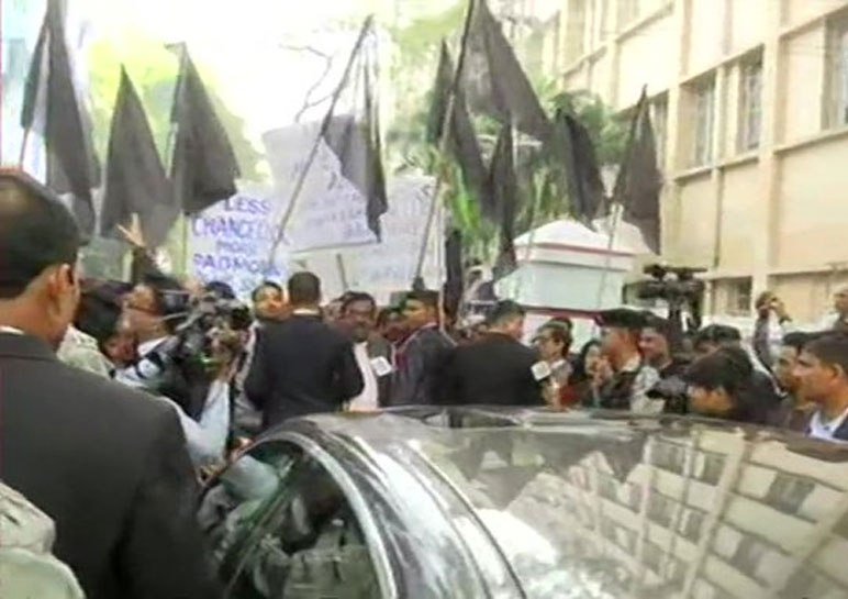 जाधवपुर यूनिवर्सिटी में छात्रों ने राज्यपाल को घेर दिखाया काला झंडा