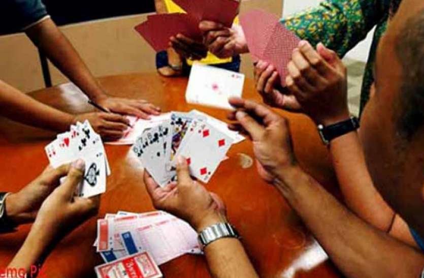 धर्मपुर: पुलिस ने जुआ खेलते 12 लोग दबोचे, मौके से नकदी व ताश के पत्ते बरामद