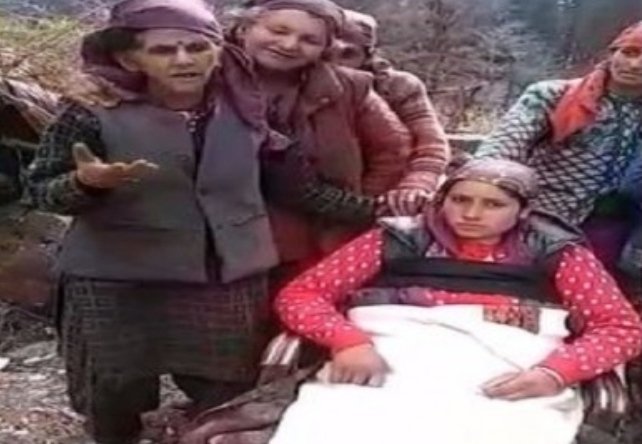 गांववालों ने गर्भवती महिला को कंधों के सहारे 18 किमी चल पहुंचाया अस्पताल