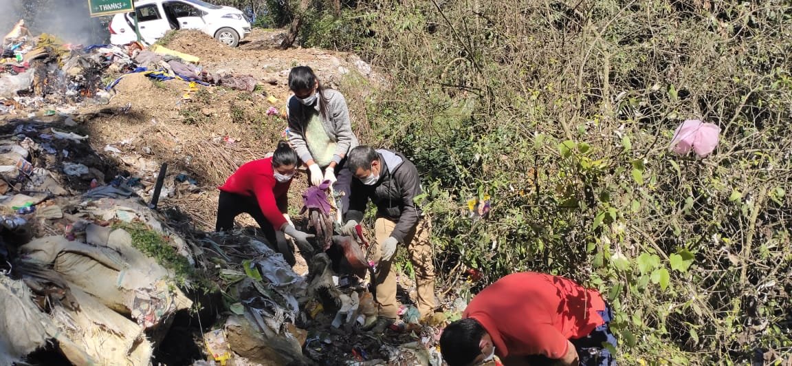 सोलन के बजरोल क्षेत्र में लगा कूड़े के ढेर, कुछ युवाओं ने की सफाई