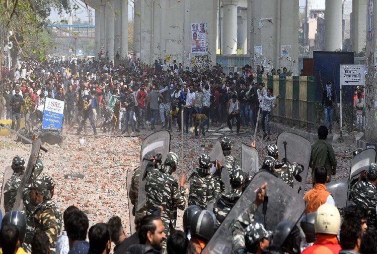 दिल्ली हिंसा में 20 लोगों की मौत, बिगड़े हालात देख केजरीवाल ने की सेना बुलाने की मांग