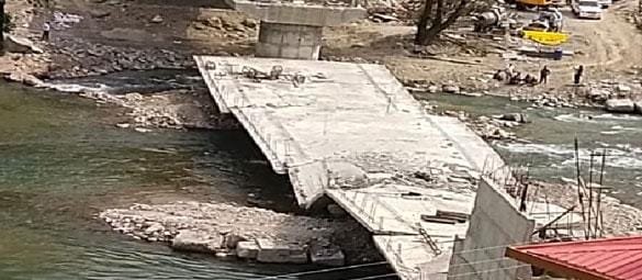 रोहडू: पब्बर नदी पर बन रहा पुल हुआ धराशाई