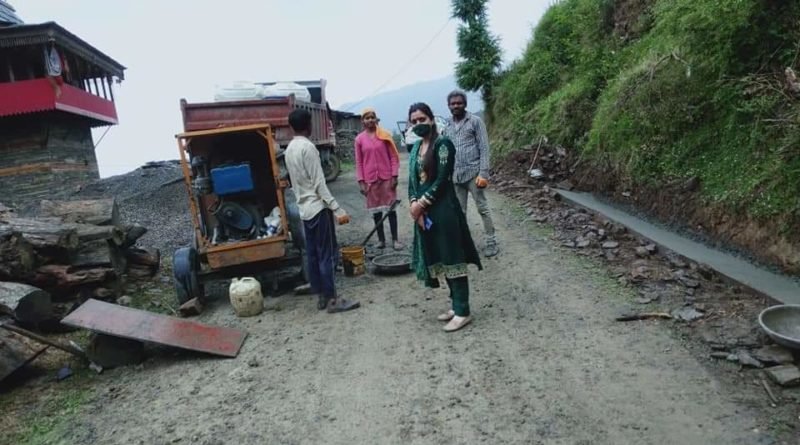      पझौता क्षेत्र में रीना कश्यप ने किया निर्माण कार्यों का निरीक्षण