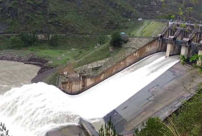 पंडोह डैम से किसी भी समय छोड़ा जा सकता है पानी, तीन जिलों में अलर्ट जारी