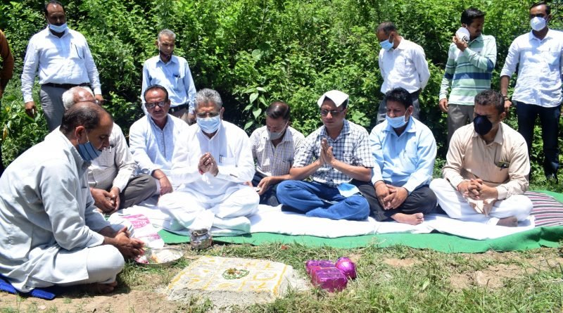 विधायक सुभाष ठाकुर ने गांव बटी कृष्ण में 30 लाख रुपये से बोरवेल का किया शुभारम्भ लोगों की मूलभूत आवश्यकताएं प्राथमिकता से करेंगे पूरी -सुभाष ठाकुर