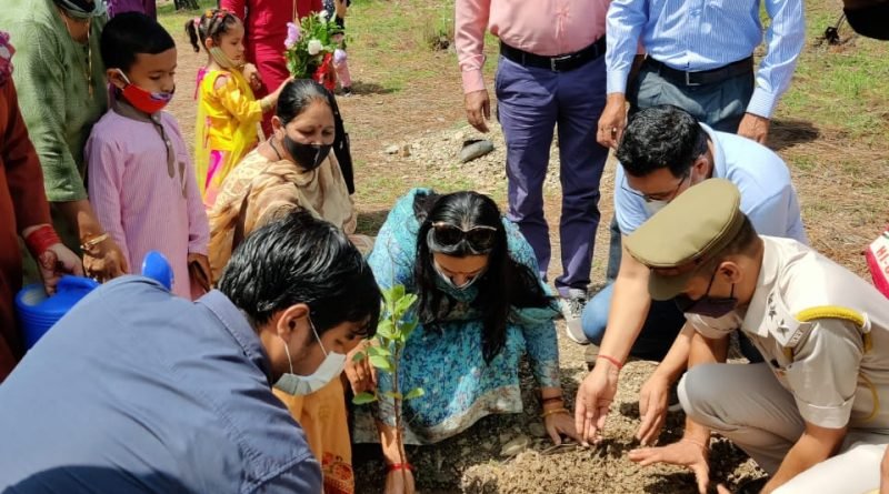 नन्दल गांव में आयोजित वन महोत्सव में रोपे गए 800 पौधे हिमाचल के हरित आवरण में वृद्धि समूचे उत्तर भारत के लिए लाभदायक- रश्मिधर सूद वृक्ष, पर्यावरण एवं भूमि संरक्षण के लिए अत्यन्त आवश्यक- अजय यादव