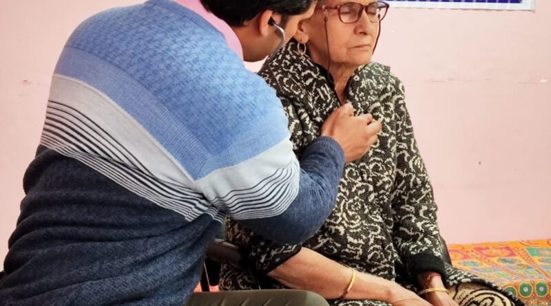 मयूर फिजियोथैरेपी सेंटर सोलन मे रीड़ की हड्डी एवं गठिया के कैंप का आयोजन