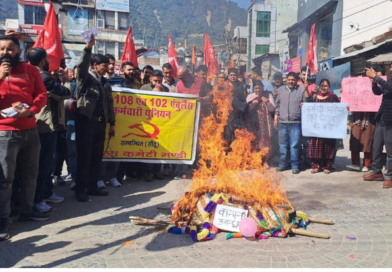 डिप्टी सीएम का घेराव करेंगे एम्बुलेंस कर्मचारी, कंपनी का पुतला जलाने के बाद किया ऐलान