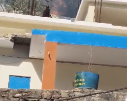 साधुपुल के जंगलों में भड़की आग, धुएं से दो स्कूली बच्चे बेहोश