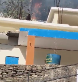 साधुपुल के जंगलों में भड़की आग, धुएं से दो स्कूली बच्चे बेहोश